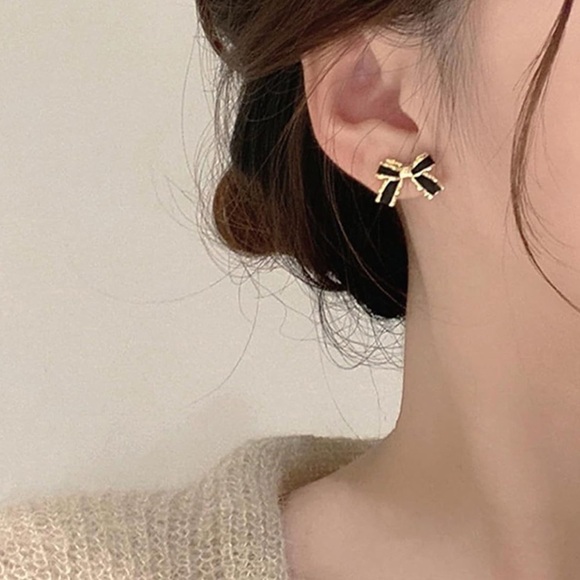 BNWT 925 Stamped Gold Tone Black Bow Earrings - Picture 2 of 3